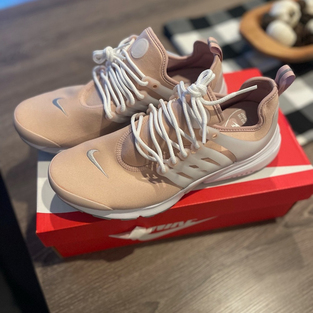 Womens pink Nike Prestos Sz 9